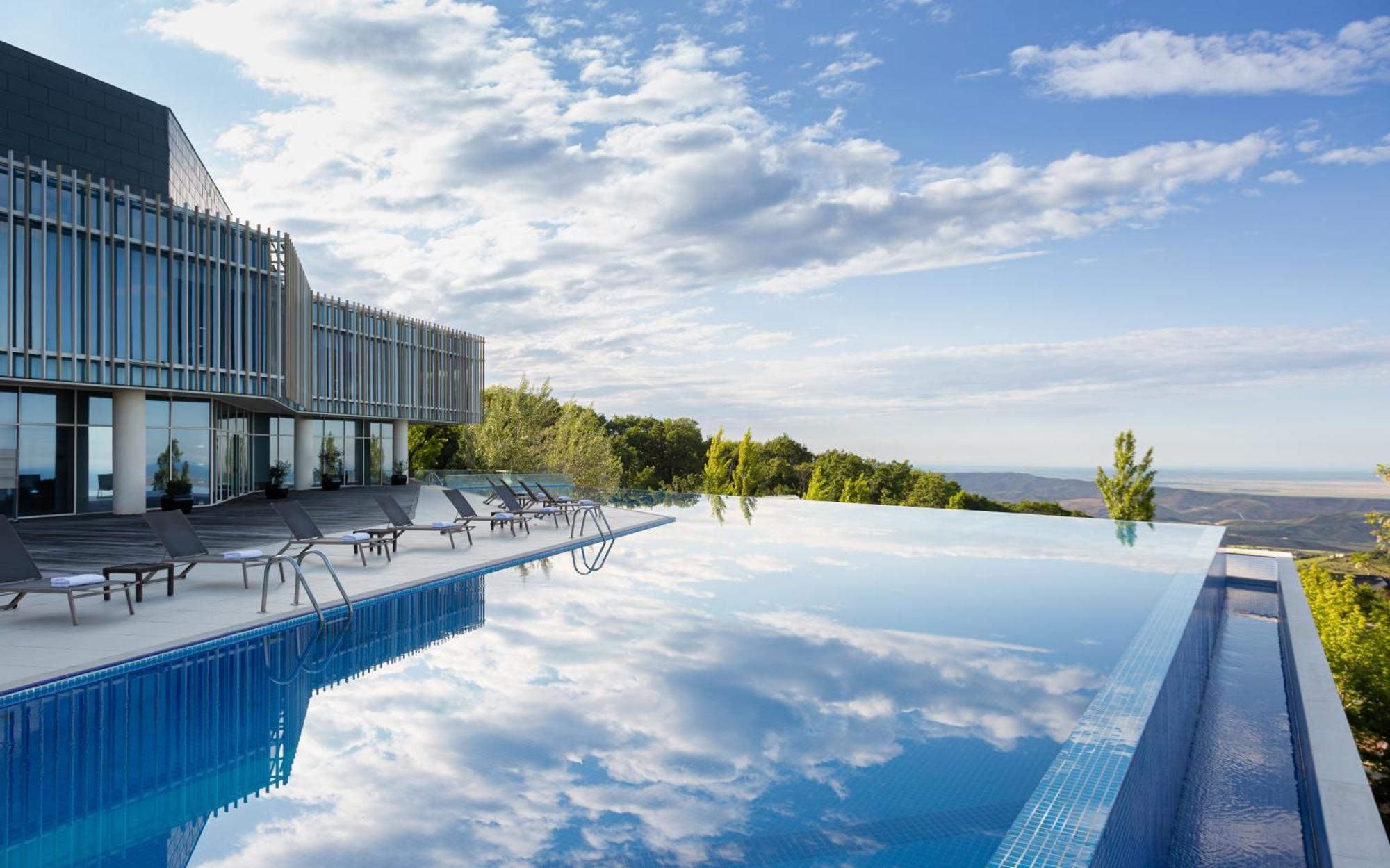 Qalaalti Hotel & Spa 加拉尔蒂 外观 照片 The hotel's infinity pool